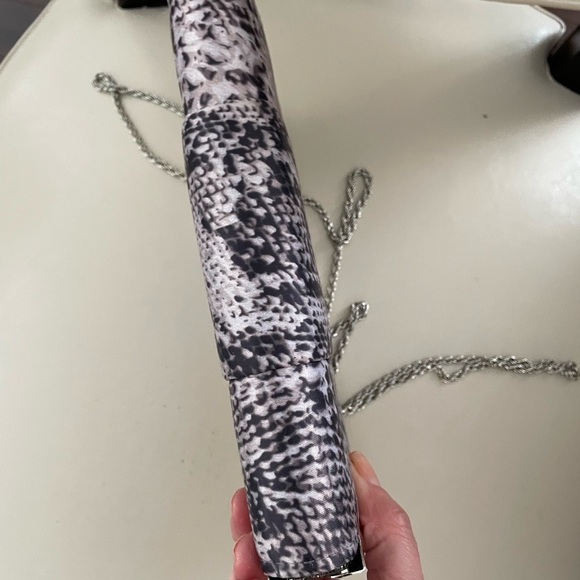 4/25$ Le Chateau Gray Silver snakeskin design Crossbody Bag or Clutch. - Picture 7 of 9